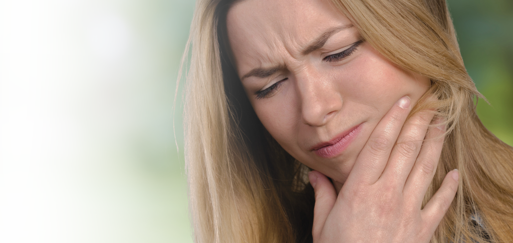 Dores na mandíbula, estalos ou dificuldade em abrir a boca podem ser sinais de DTM ou DOF. Conheça os sintomas, causas e opções de tratamento para cuidar da sua saúde orofacial.